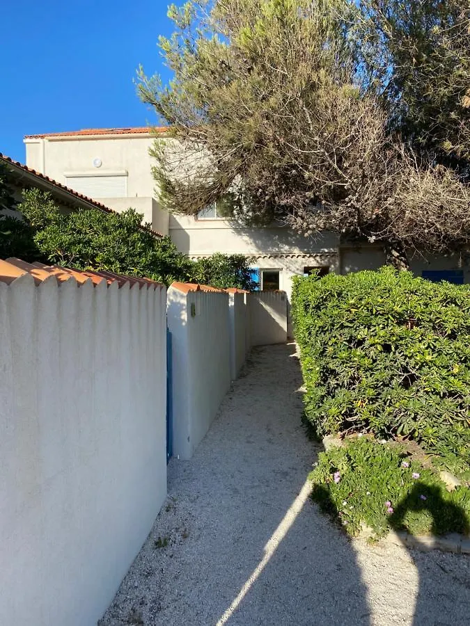 Apartment Hyeres Studio Les Pieds Dans L Eau Au Grand Sud