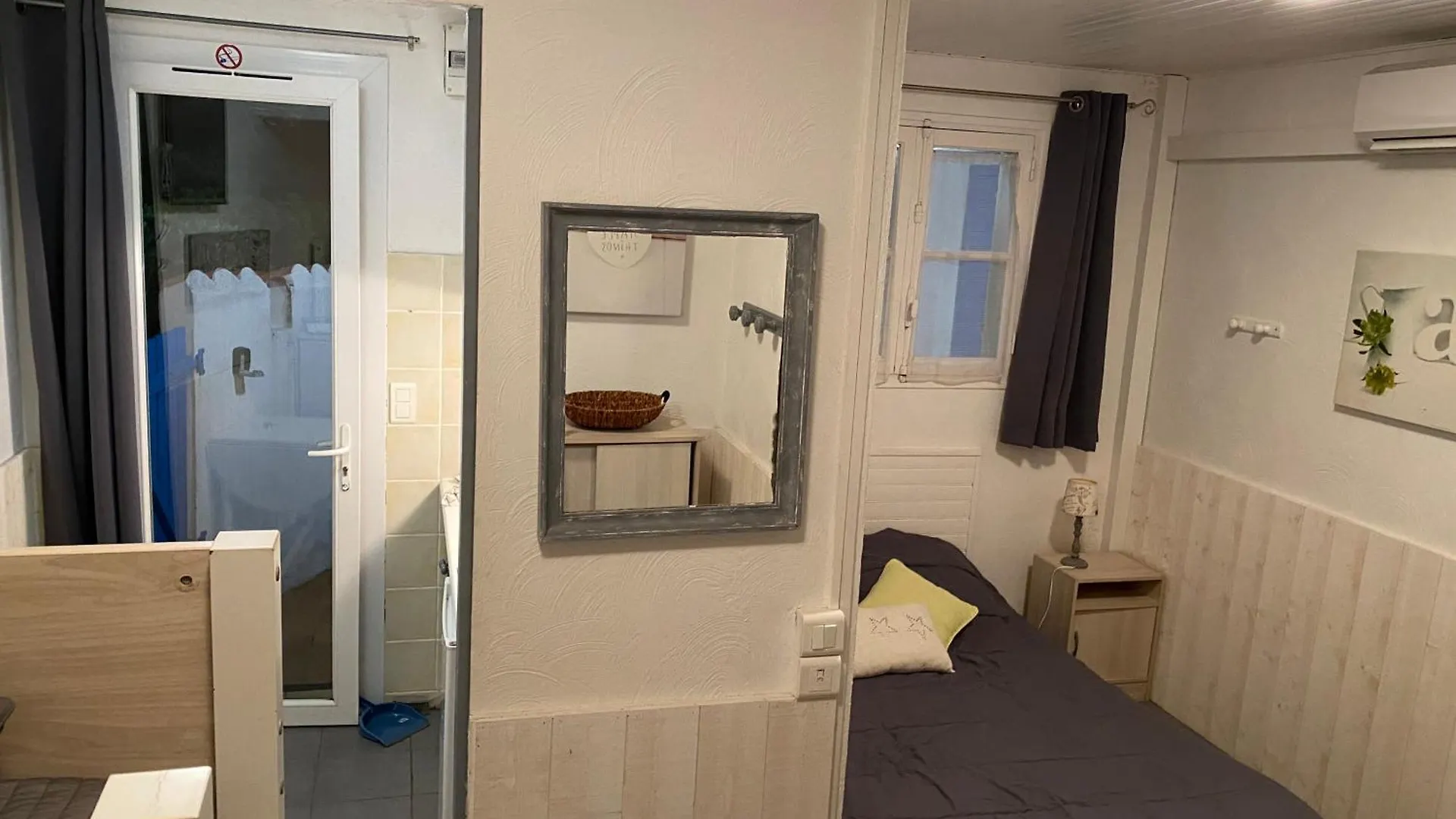 Apartment Hyeres Studio Les Pieds Dans L Eau Au Grand Sud France