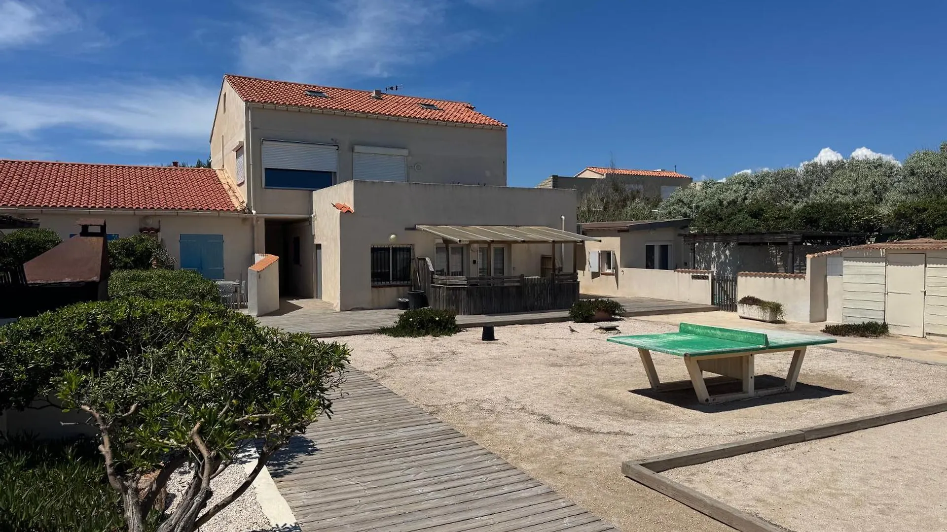 Apartment Hyeres Studio Les Pieds Dans L Eau Au Grand Sud